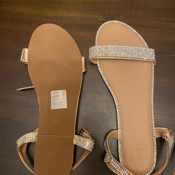 Elegant Gold Rhinestone Sandals - Picture 3 of 5